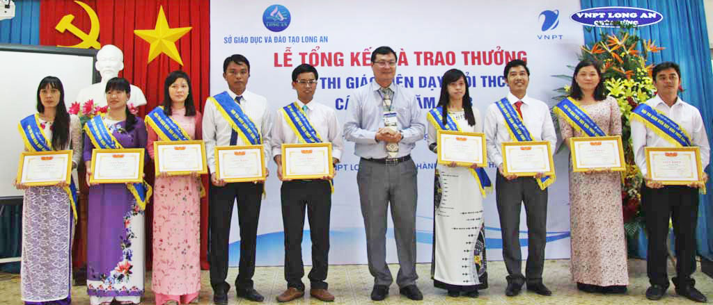 Giám đốc Sở Giáo dục và Đào tạo - Nguyễn Thanh Tiệp tặng giấy khen cho những giáo viên đoạt giải nhất
