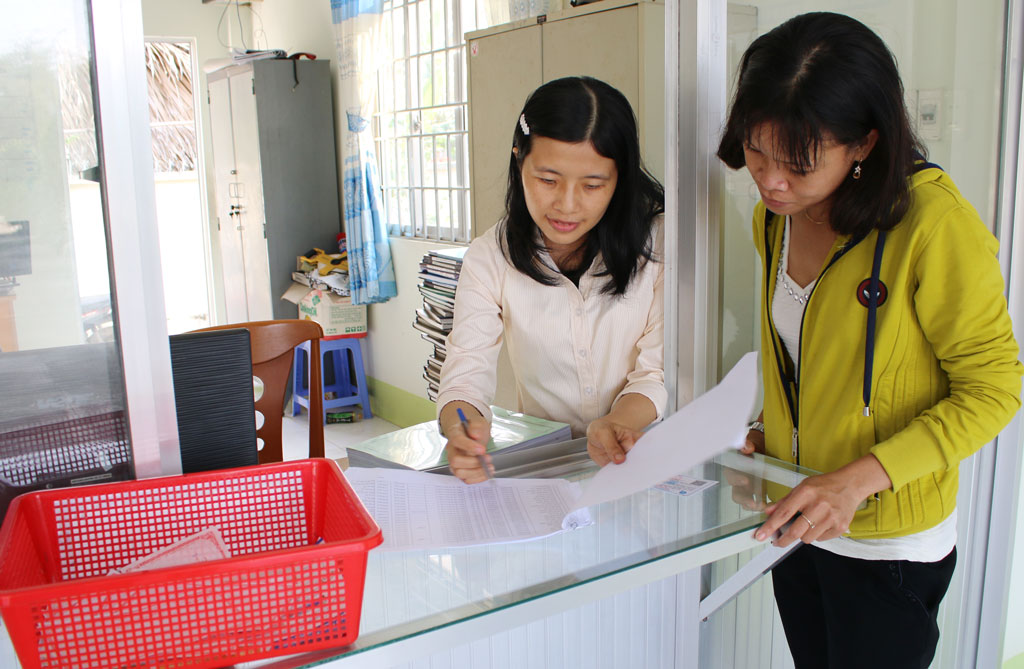 Lan tỏa những nhân tố tích cực Cán bộ bộ phận “một cửa” phường 7 tận tình hướng dẫn người dân các thủ tục hành chính