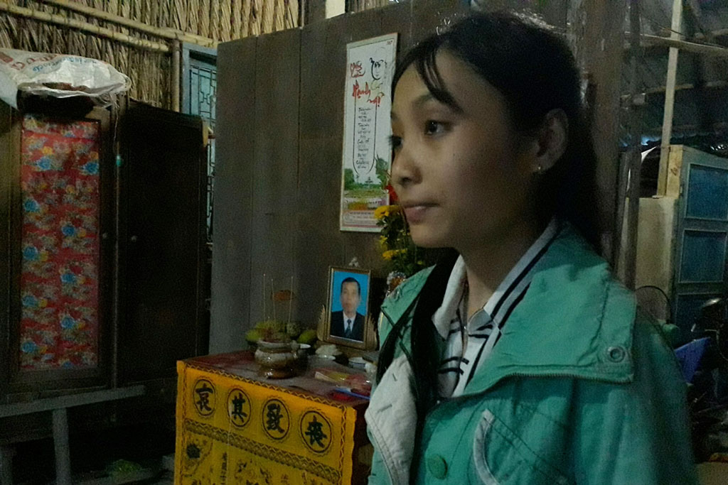 Em Trần Thị Hồng Thắm thất thần trước cái chết của cha, mẹ