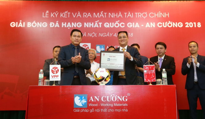 Hình ảnh tại lễ kí kết nhà tài trợ của Giải bóng đá hạng nhất quốc gia 2018 diễn ra hôm 04/5 ở Hà Nội. Ảnh: Nam Khánh
