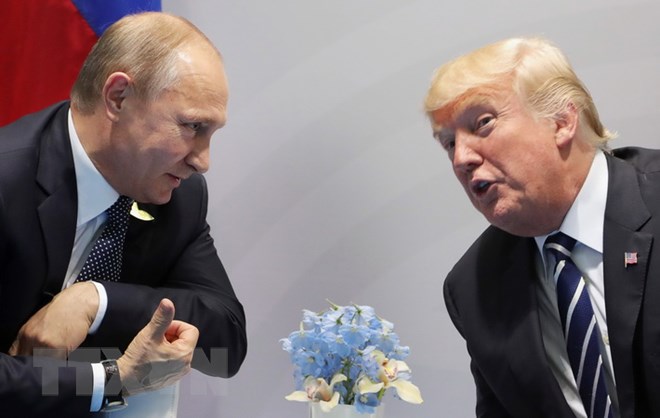 Tổng thống Nga Vladimir Putin và người đồng cấp Mỹ Donald Trump. (Ảnh: AFP/TTXVN)
