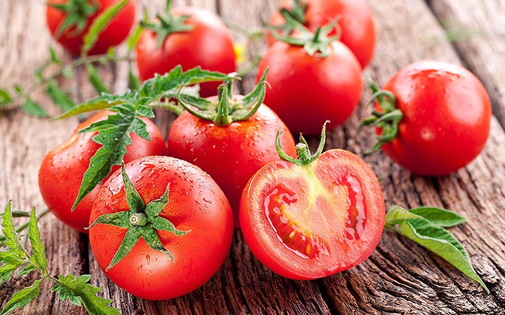 Cà chua: Cà chua có nhiều chất chống oxy hóa được gọi là lycopene. Lycopene cùng với Vitamin C giữ cho làn da và cơ thể đủ nước. Hơn nữa, nó ngăn cản các tia UV xâm nhập vào da và giữ cho các mô da dễ bị tổn thương bởi các tia UV được bảo vệ an toàn.