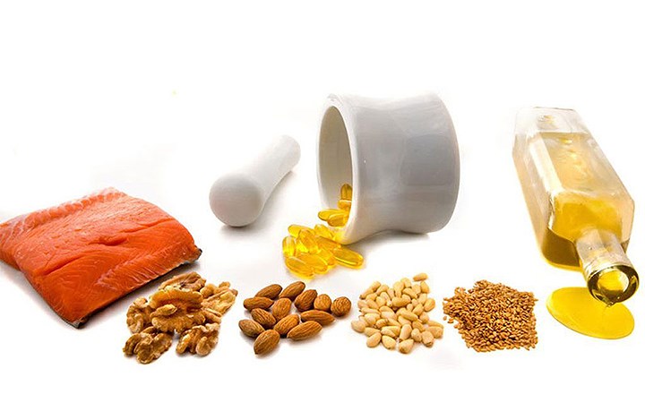 Omega-3: Thực phẩm giàu omega-3 như dầu cá, rau diếp và hạt Chia được biết đến để cải thiện sức khỏe làn da bằng cách chống lại mụn trứng cá, làm da săn chắc cũng như duy trì độ sáng của da. Ngoài những đặc tính này, nó còn được biết đến để bảo vệ làn da khỏi tia UV và giảm nguy cơ ung thư.