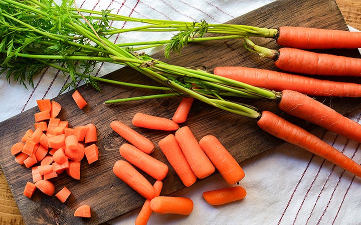Cà rốt: Cà rốt là một nguồn cung cấp vitamin A tuyệt vời. Về cơ bản chúng chứa beta-carotene, mà cơ thể chúng ta biến thành Vitamin A. Một nghiên cứu đã chỉ ra mối liên quan giữa việc giảm cháy nắng và tiêu thụ beta-carotene trong cà rốt.