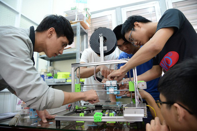 Nhóm sinh viên Trường đại học Sài Gòn (TP.HCM) nghiên cứu lắp ráp hệ thống băng chuyền tự động - Ảnh: Tự Trung
