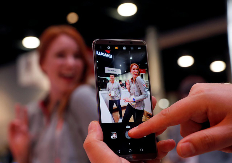 Điện thoại Huawei Mate 10 Pro được quảng cáo tại hội chợ công nghệ CES 2018 tại Las Vegas, Nevada, Mỹ tháng 1/2018 - Ảnh: Reuters
