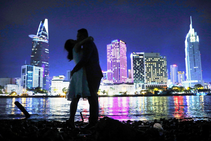 Nói lời tình yêu bên bờ sông Sài Gòn - Ảnh: Hữu Khoa