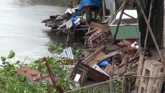 5 nhà dân sống ven sông bị hư hỏng nặng sau khi bị sà lan tông trong đêm. Ảnh: Trung Vân