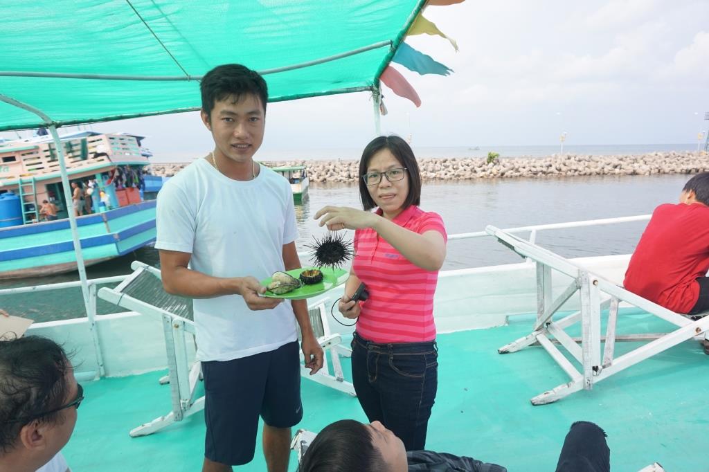 Biển Phú Quốc rất xanh và đẹp, ảnh ngư dân giới thiệu con “Nhím biển” cho du khách trên tàu thưởng thức.