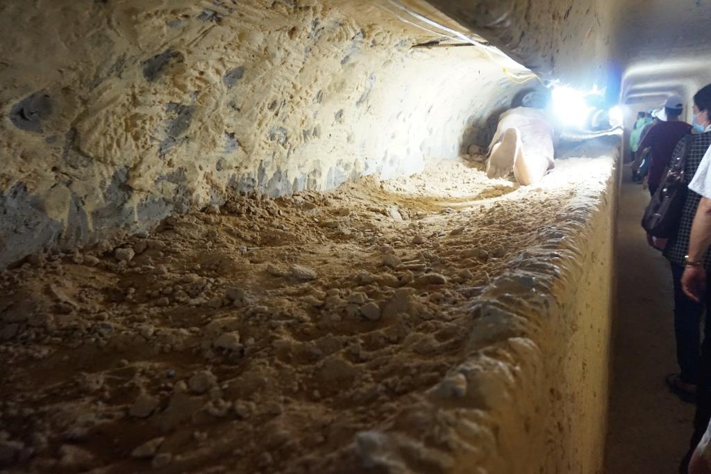 Các di tích, lịch sử, địa danh trên đảo được khai thác phục vụ nhu cầu tham quan. Trong ảnh đường hầm mà các cựu tù đã đào để trốn khỏi “địa ngục trần gian” tại phân khu B, nhà tù Phú Quốc.