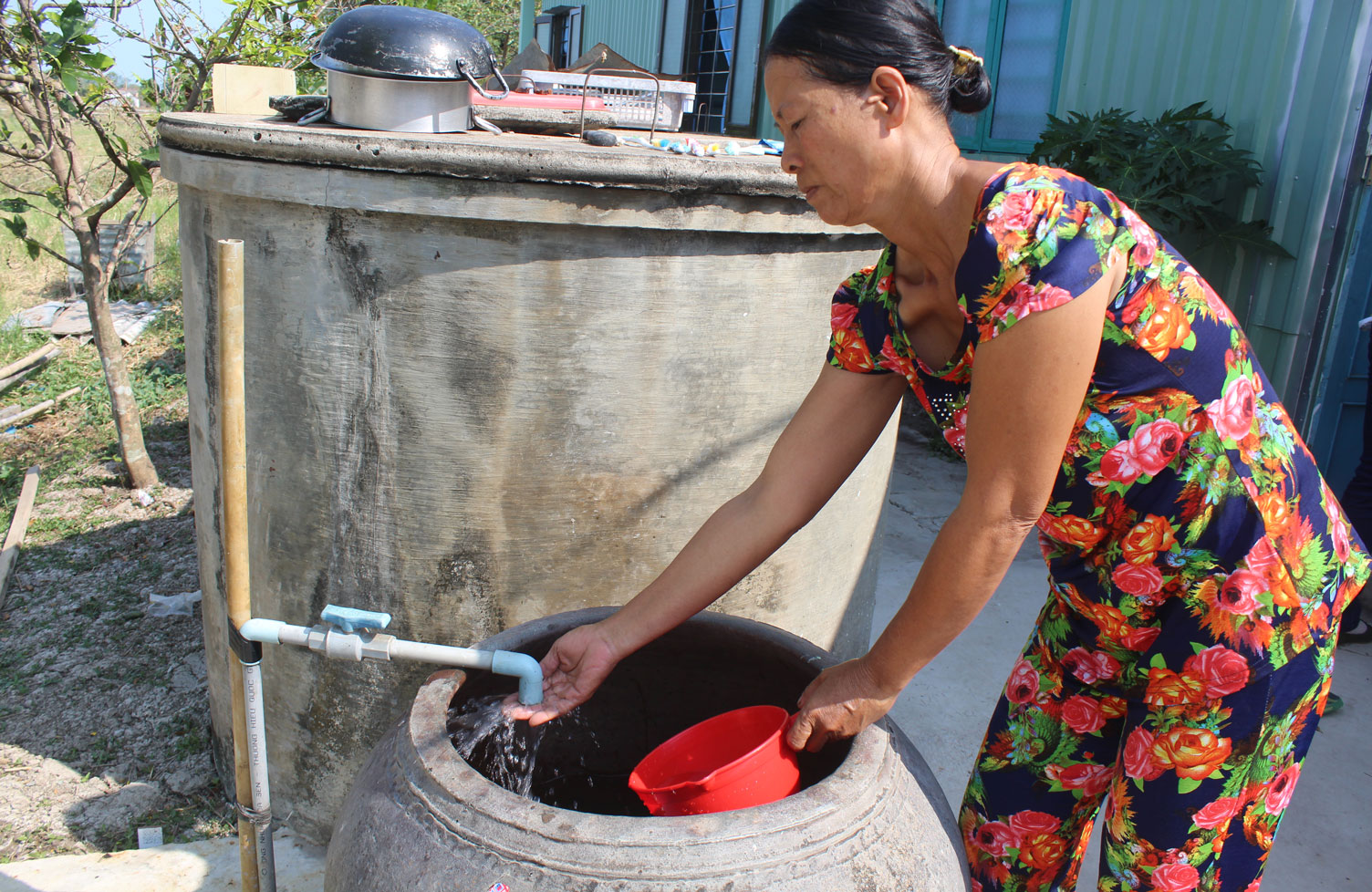 Bà Nguyễn Thị Phụng phấn khởi khi tình trạng thiếu nước sinh hoạt được khắc phục nhờ chương trình cho vay nước sạch và vệ sinh môi trường của Ngân hàng Chính sách Xã hội