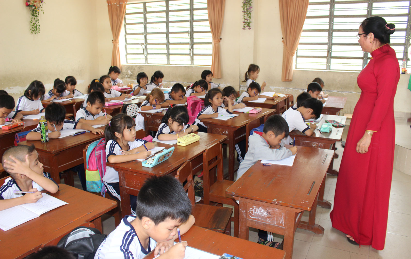 Chuyện về cô giáo dạy giỏi ở Trường Tiểu học Bình Chánh Cô Trương Thị Hà trong một tiết dạy lớp 1/1