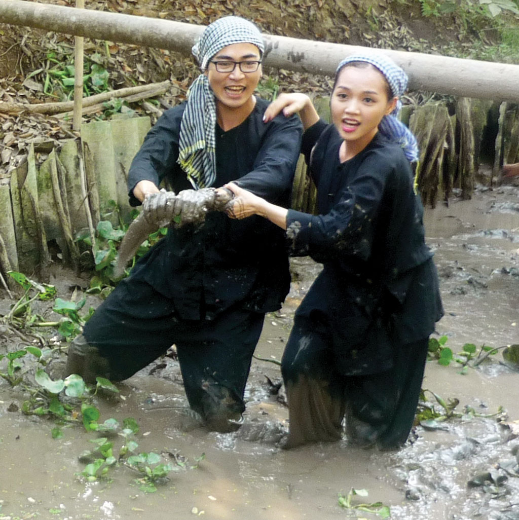 Du khách trải nghiệm tát mương bắt cá tại Homestay Ba Lình