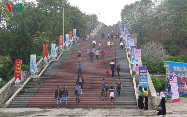 Hàng nghìn du khách đổ về thăm Điện Biên trong dịp 7/5