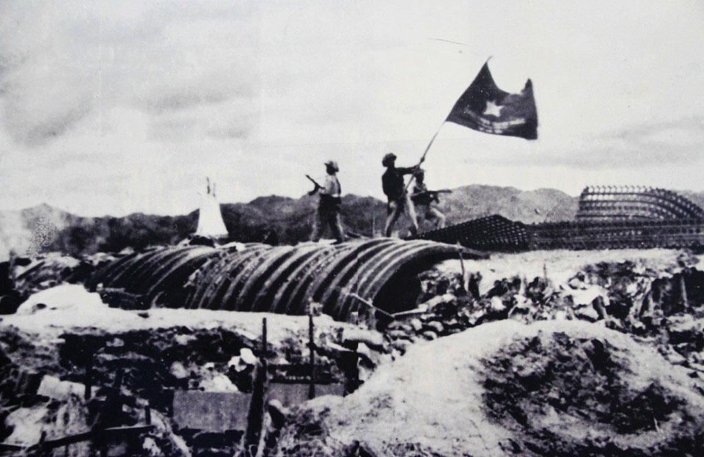 Ngày 07/5/1954, lá cờ chiến thắng của Quân đội nhân dân Việt Nam tung bay trên nóc hầm tướng De Castries (Nguồn: Internet)