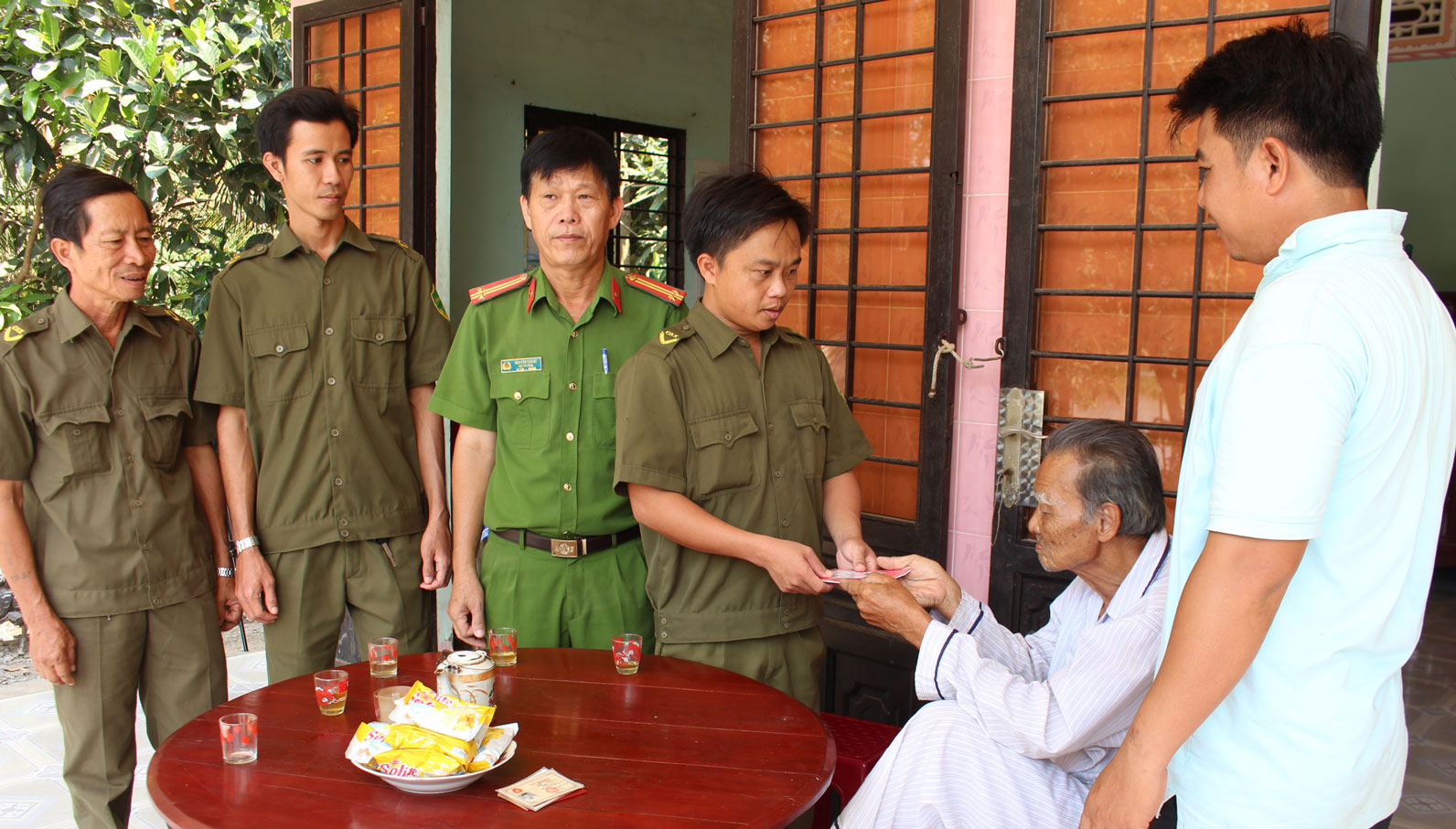 Ông Võ Văn Lâm nhận sổ hộ khẩu và chứng minh nhân dân mới