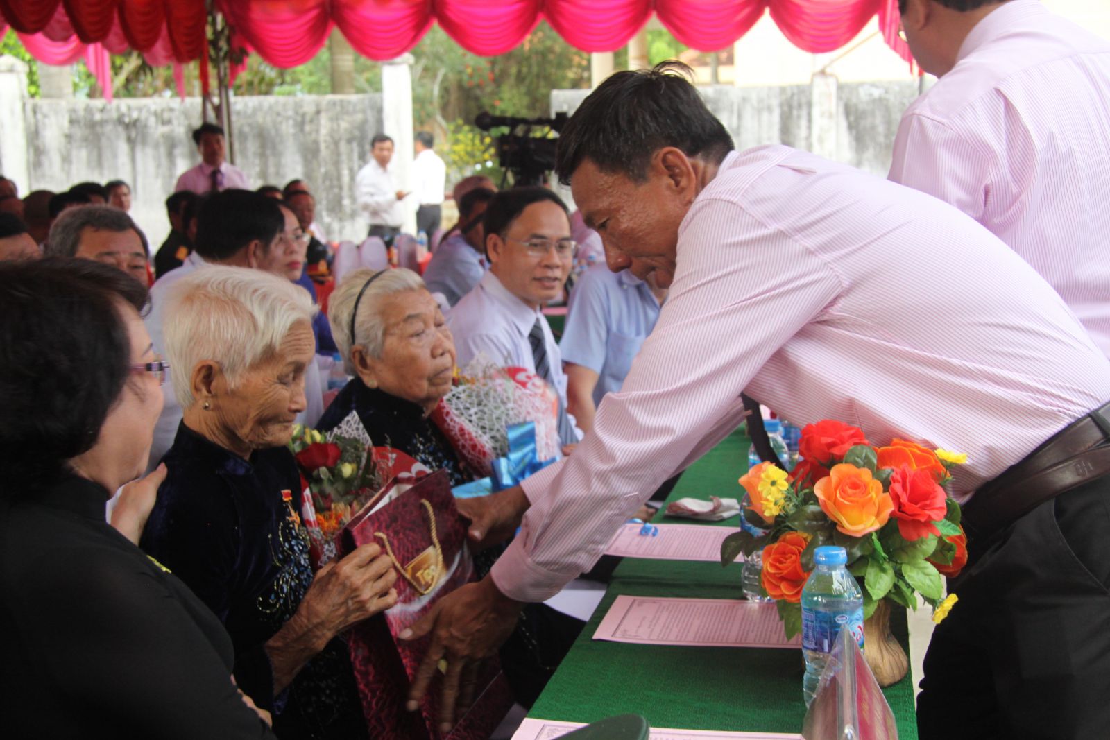 Đại biểu thăm hỏi, tặng quà 2 Mẹ Việt Nam Anh hùng Nguyễn Thị Tư và Nguyễn Thị Bìa