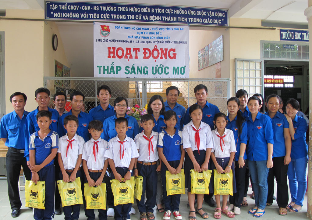 Đoàn viên, thanh niên Khối Các cơ quan tỉnh tặng quà cho học sinh nghèo vượt khó xã biên giới Hưng Điền B, huyện Tân Hưng