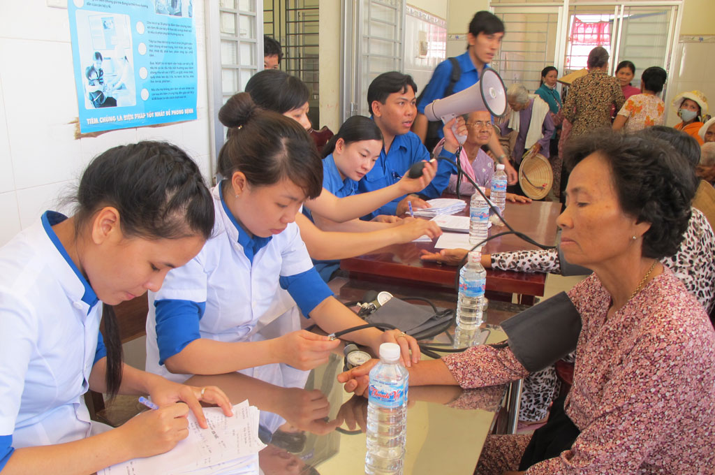 Đoàn viên, thanh niên khám bệnh, phát thuốc miễn phí cho người nghèo ở xã Thạnh Phước, huyện Thạnh Hóa
