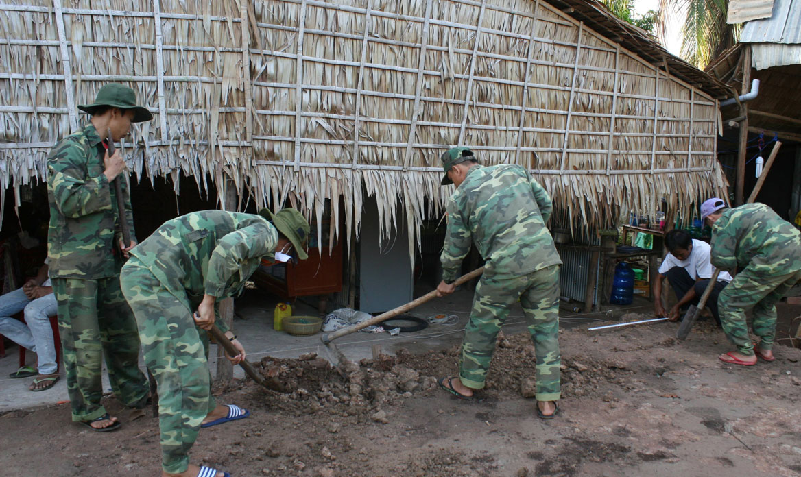 Cán bộ, chiến sĩ Đồn Biên phòng Long Khốt giúp dân san lấp mặt bằng, đào móng xây dựng nhà cho người dân