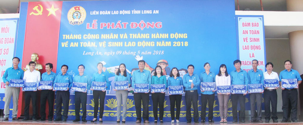 Chủ tịch Liên đoàn Lao động tỉnh - Nguyễn Văn Quí (thứ 7, phải qua) trao tượng trưng "Mái ấm Công đoàn" cho công nhân viên chức lao động có hoàn cảnh khó khăn về nhà ở 