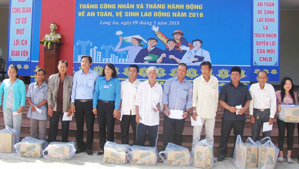 Phó Chủ tịch Liên đoàn Lao động tỉnh - Lê Thị Thu Cúc (thứ 5, trái qua) trao quà cho công nhân bị tai nạn lao động tại Lễ phát độngTháng công nhân