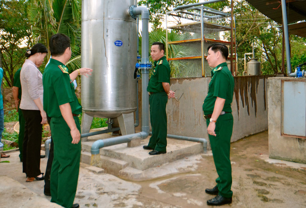 Các đại biểu tham quan hệ thống xử lý nước