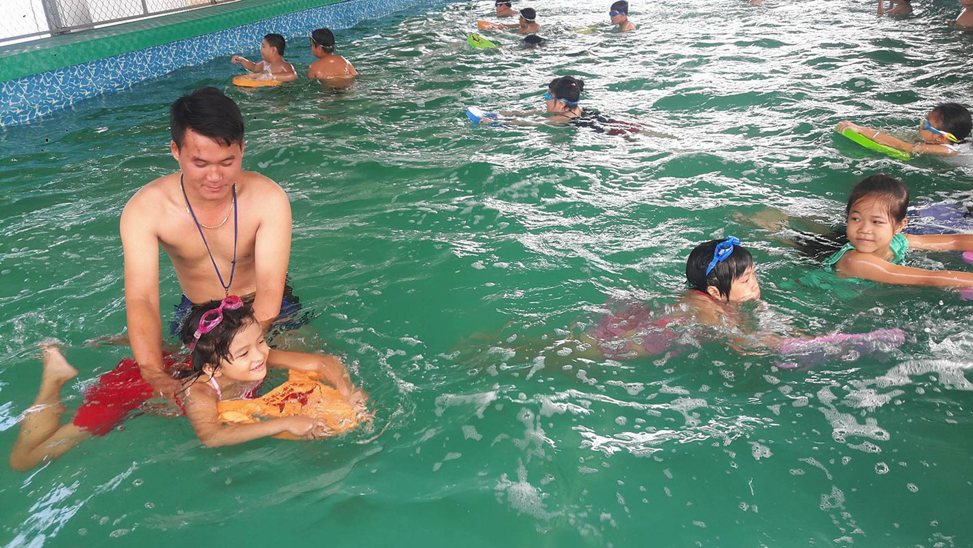 Niềm vui được học bơi thể hiện trên từng khuôn mặt các em học sinh Trường Tiểu học Mai Thị Non