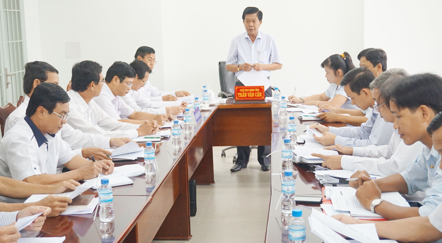 Chủ tịch UBND tỉnh - Trần Văn Cần trong buổi họp tiếp công dân