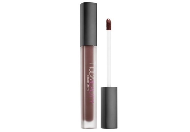 Huda Beauty - Liquid Matte Lipstick màu Vixen (20USD, khoảng 455.000 đồng): Màu son được miêu tả là “nâu sậm như màu độc dược," không phai, thích hợp cho dịp tiệc tùng.