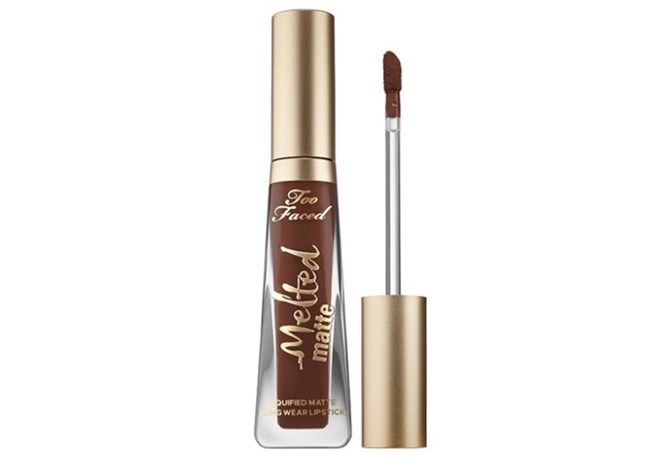 Too Faced - Melted Matte Liquified Long Wear Matte Lipstick màu Naughty by Nature (21USD, khoảng 480.000 đồng): Thỏi son sở hữu tông chocolate hoàn hảo với khả năng bền màu cao, dưỡng môi siêu mềm nhờ thành phần dầu quả bơ và vitamin E, kết cấu mịn lì, không bóng.