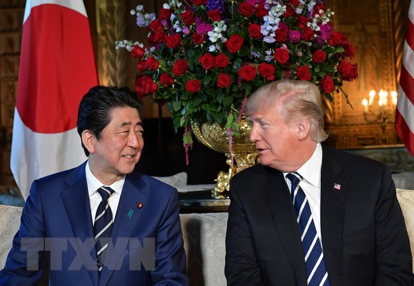 Tổng thống Donald Trump (phải) và Thủ tướng Shinzo Abe (trái) trong cuộc gặp tại Palm Beach, Florida, Mỹ ngày 17/4. (Nguồn: AFP/TTXVN)