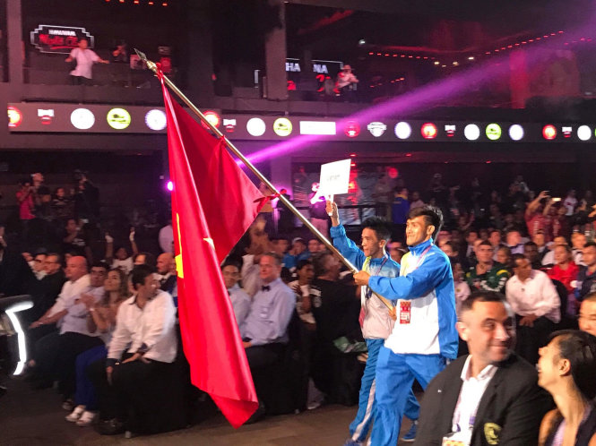 Duy Nhất cầm cờ tại Giải vô địch muay thế giới - Ảnh: Bảo Long