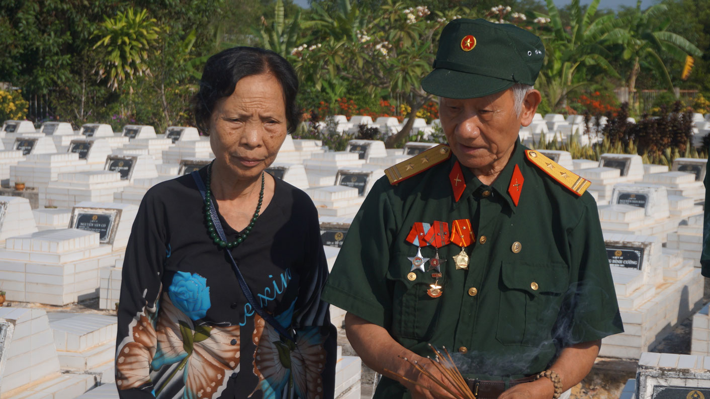 Trung tá Ba Lạc và vợ trong chuyến trở lại chiến trường xưa Long An