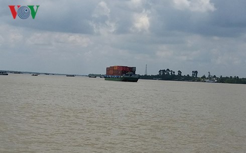 Luồng hàng hải trên sông Tiền có nhiều khu vực rất cạn gây khó khăn cho việc lưu thông  đối với các phương tiện có trọng tải lớn