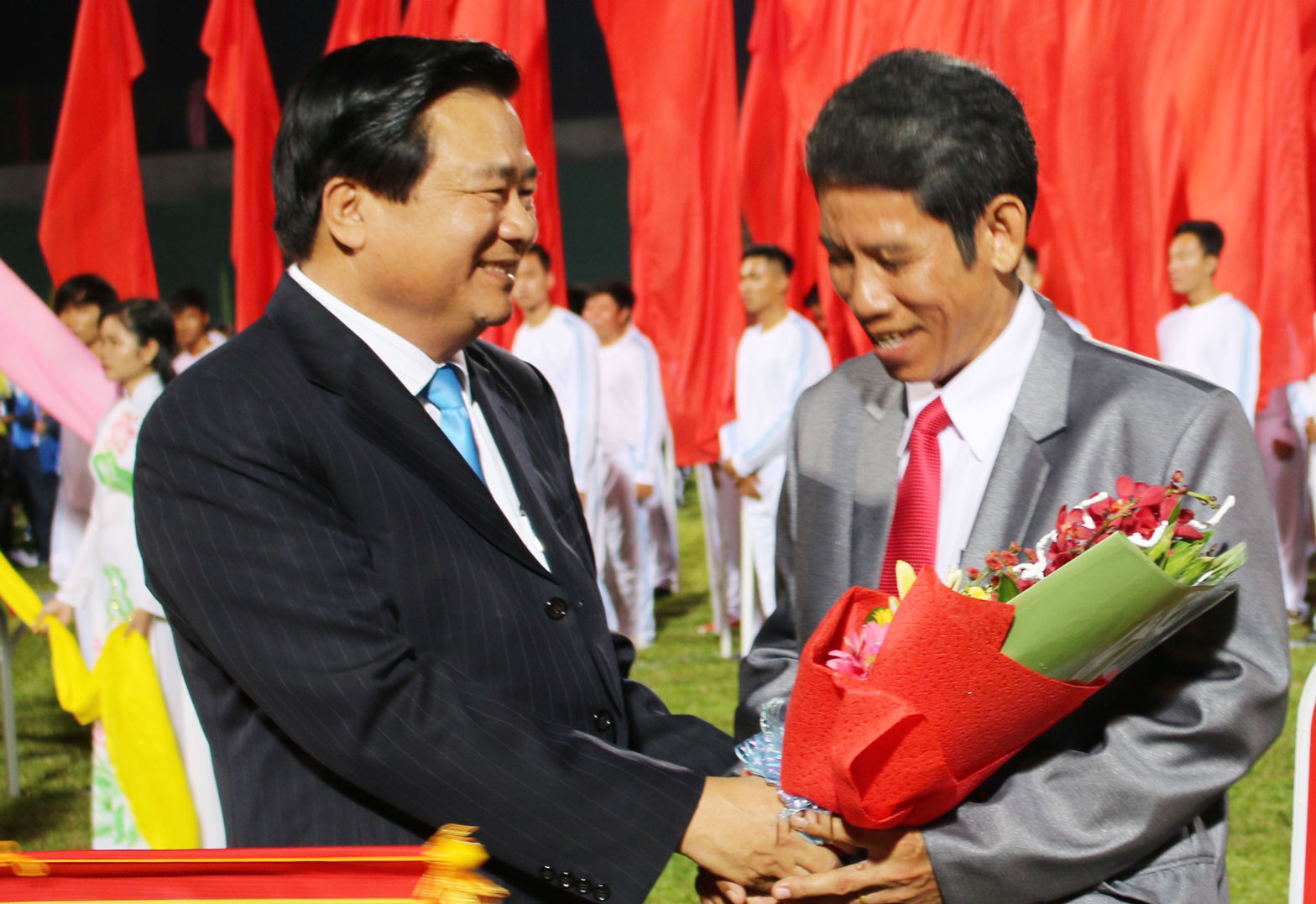 Bí thư Tỉnh ủy - Phạm Văn Rạnh tặng hoa, cờ lưu niệm cho các đoàn tham gia