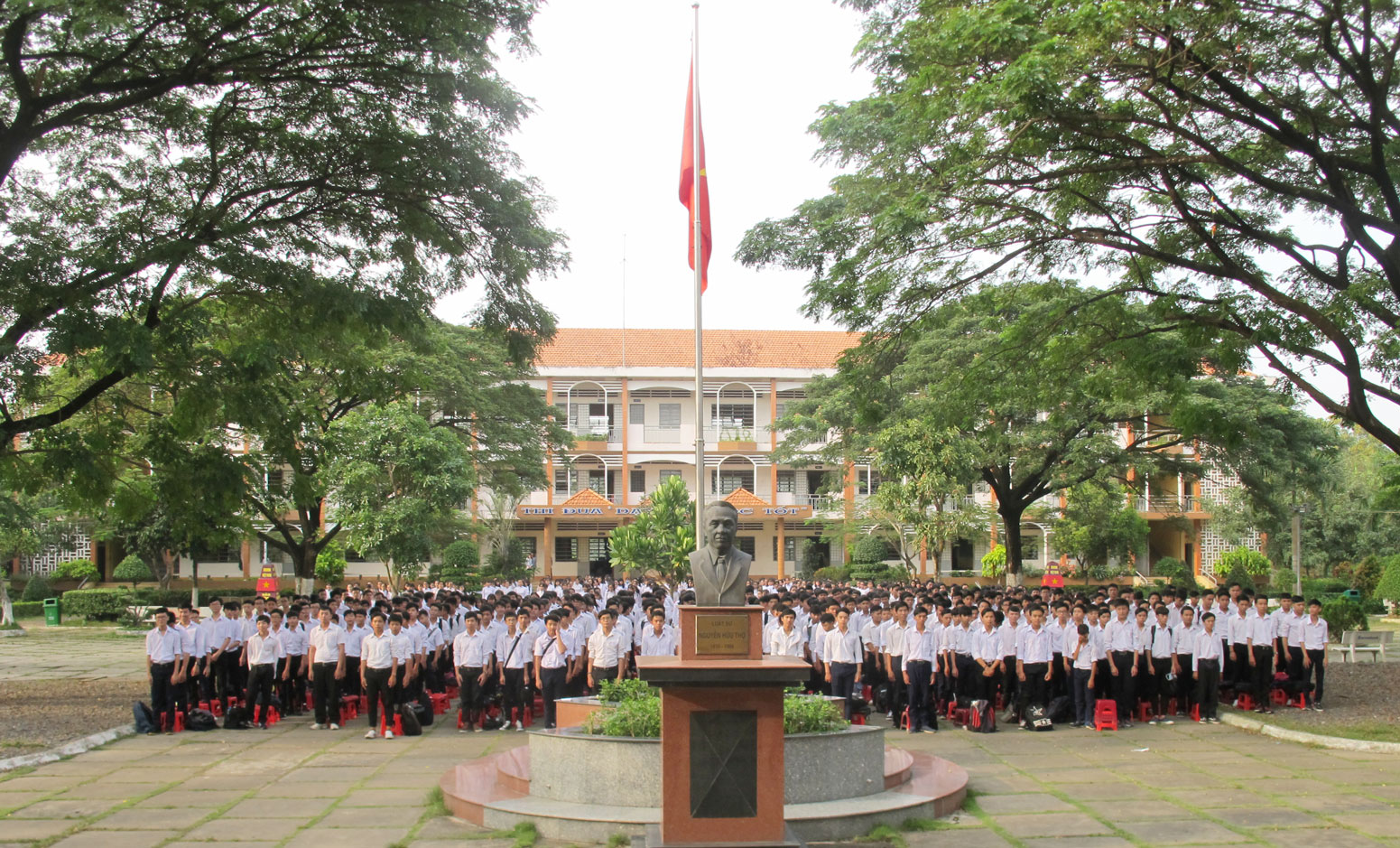 Bến Lức: Nhiều mô hình hay trong học tập và làm theo gương Bác Các trường học trên địa bàn huyện Bến Lức đưa sách về Bác vào chương trình giảng dạy (Trong ảnh: Trường THPT Nguyễn Hữu Thọ sinh hoạt dưới cờ lồng ghép nội dung tuyên truyền Chỉ thị 05)