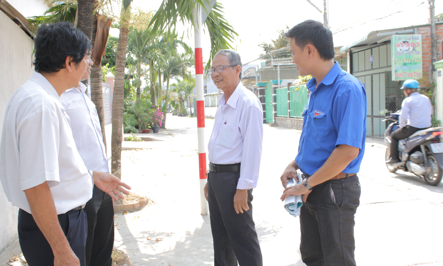 Ông Trần Văn Thiều (thứ 2, bên phải) trao đổi với chính quyền trên tuyến đường đal do ông vận động xây dựng
