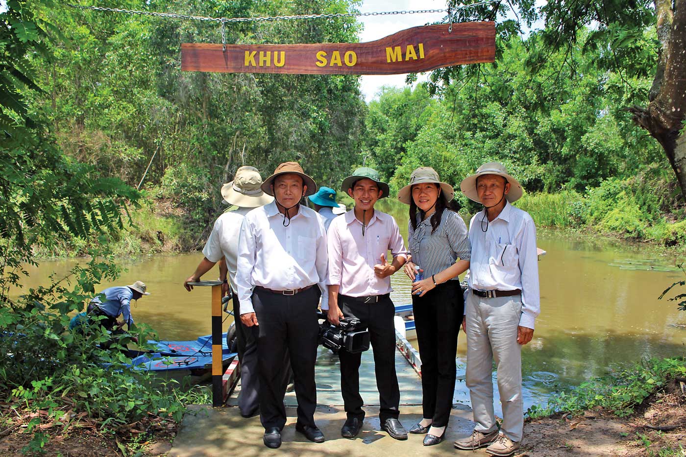 Đến đây, du khách có thể tham quan rừng dược liệu, khu nuôi gà thảo mộc,...