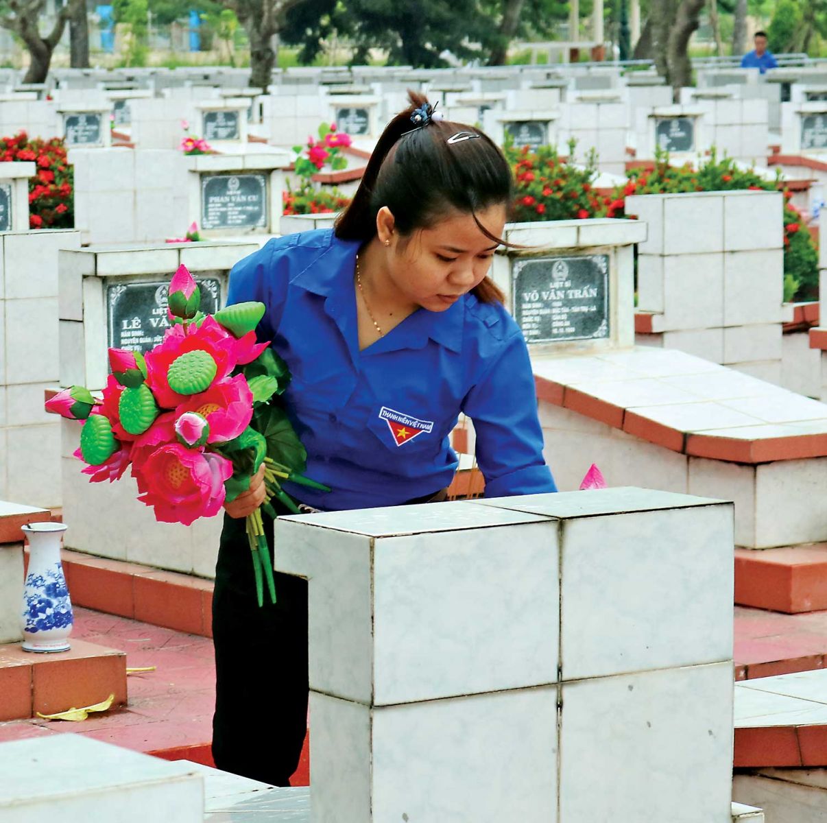 Sức lan tỏa từ thực hiện Chỉ thị 05-CT/TW của Bộ Chính trị Đoàn viên, thanh niên với nhiều việc làm ý nghĩa học tập và làm theo gương Bác (Trong ảnh: Bạn trẻ viếng Nghĩa trang Liệt sĩ tỉnh)