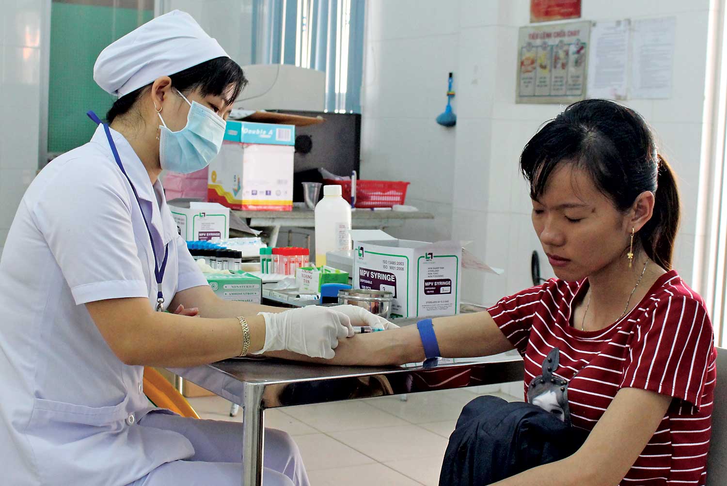 Làm theo Bác để thực hiện nhiệm vụ chuyên môn tốt hơn Cán bộ, nhân viên y tế huyện Bến Lức luôn niềm nở và tận tình khám, chữa bệnh, hướng dẫn bệnh nhân cách chăm sóc sức khỏe bản thân