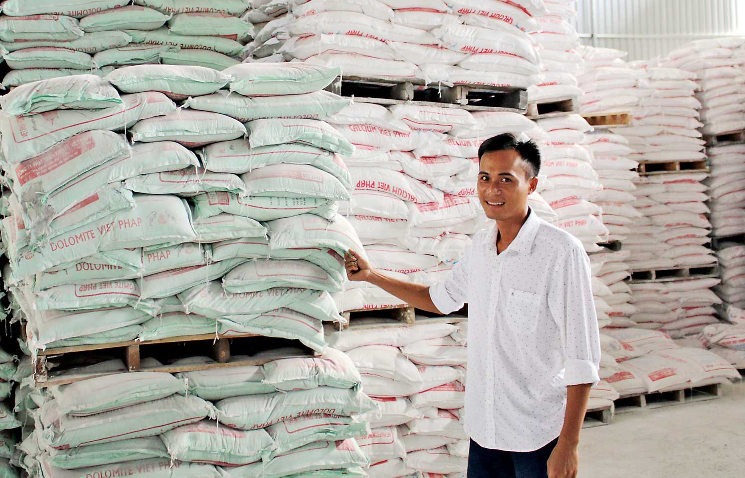 Những bông hoa trong vườn Bác Cơ sở cung cấp vôi và thức ăn của anh Lê Long Sơn tạo việc làm cho một số lao động địa phương, trong đó có những thanh niên lầm lỡ