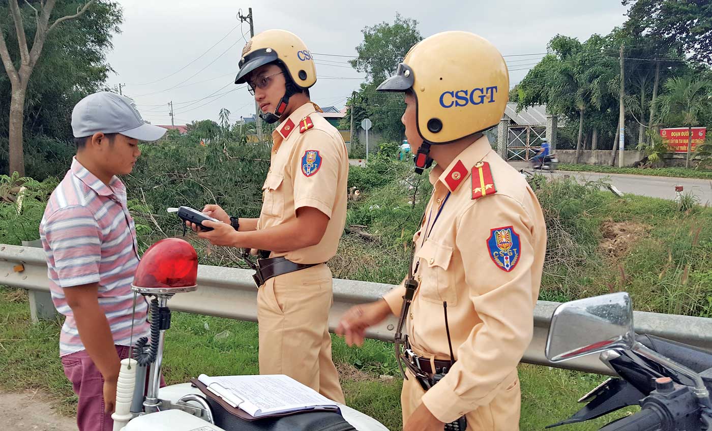 Học và làm theo gương Bác để làm tốt hơn nhiệm vụ được giao (Trong ảnh: Cảnh sát giao thông, Công an huyện Đức Hòa tuần tra, kiểm soát giao thông)