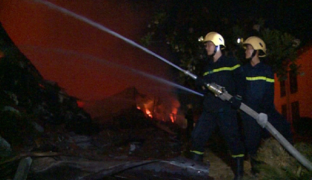 Lực lượng chữa cháy tại hiện trường vụ cháy tại kho nguyên liệu và thành phẩm thuộc Công ty TNHH Thực nghiệp dệt Kangna Tiền Giang