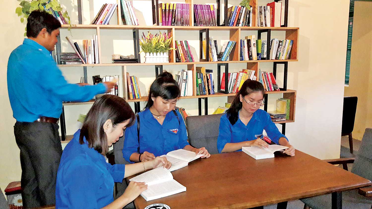 Một buổi tổng kết hoạt động Đoàn kết hợp phát động Ngày Sách Việt Nam của Huyện đoàn Cần Giuộc tại quán cà phê Sách thu hút nhiều đoàn viên, thanh niên tham gia. Hoạt động này được thông báo rộng rãi trên mạng xã hội (Ảnh do đơn vị cung cấp)