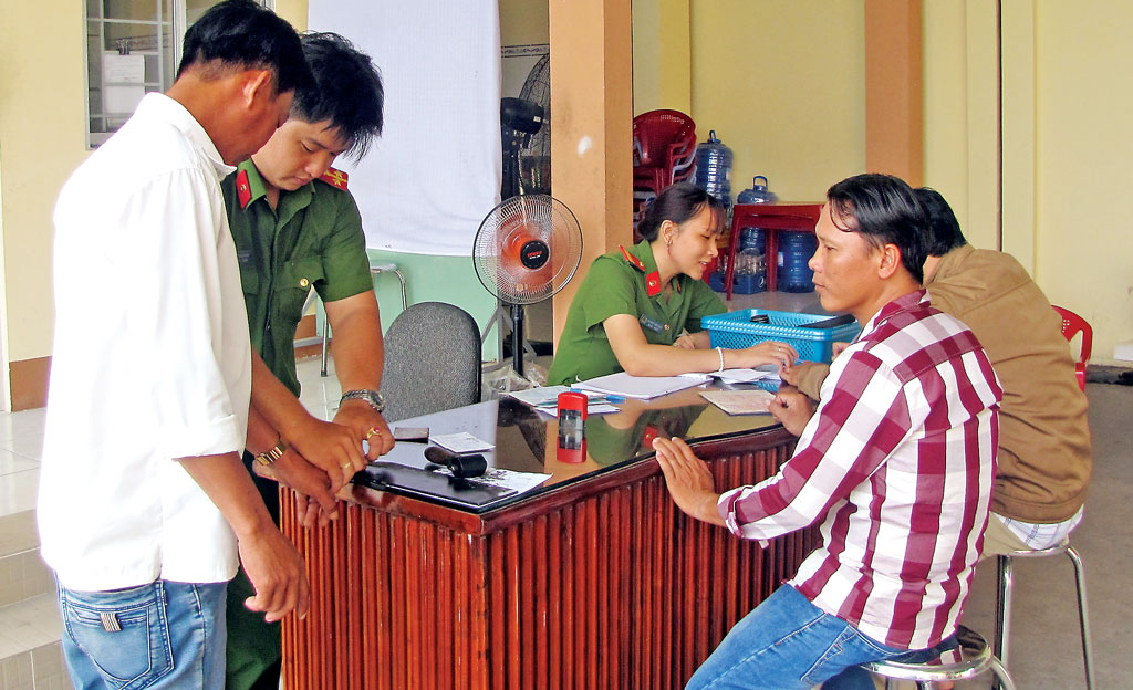 Người dân đánh giá cao thái độ phục vụ của cán bộ, chiến sĩ  Công an huyện Tân Trụ  (Trong ảnh: Người dân đến làm chứng minh nhân dân tại Công an huyện)