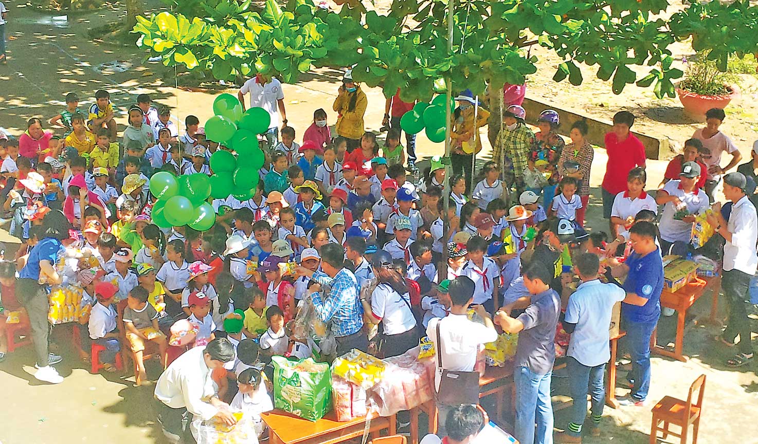 Nhóm “Đức Hòa quê tôi” tổ chức tặng quà cho hộ nghèo, mang Tết Trung thu đến với học sinh nghèo