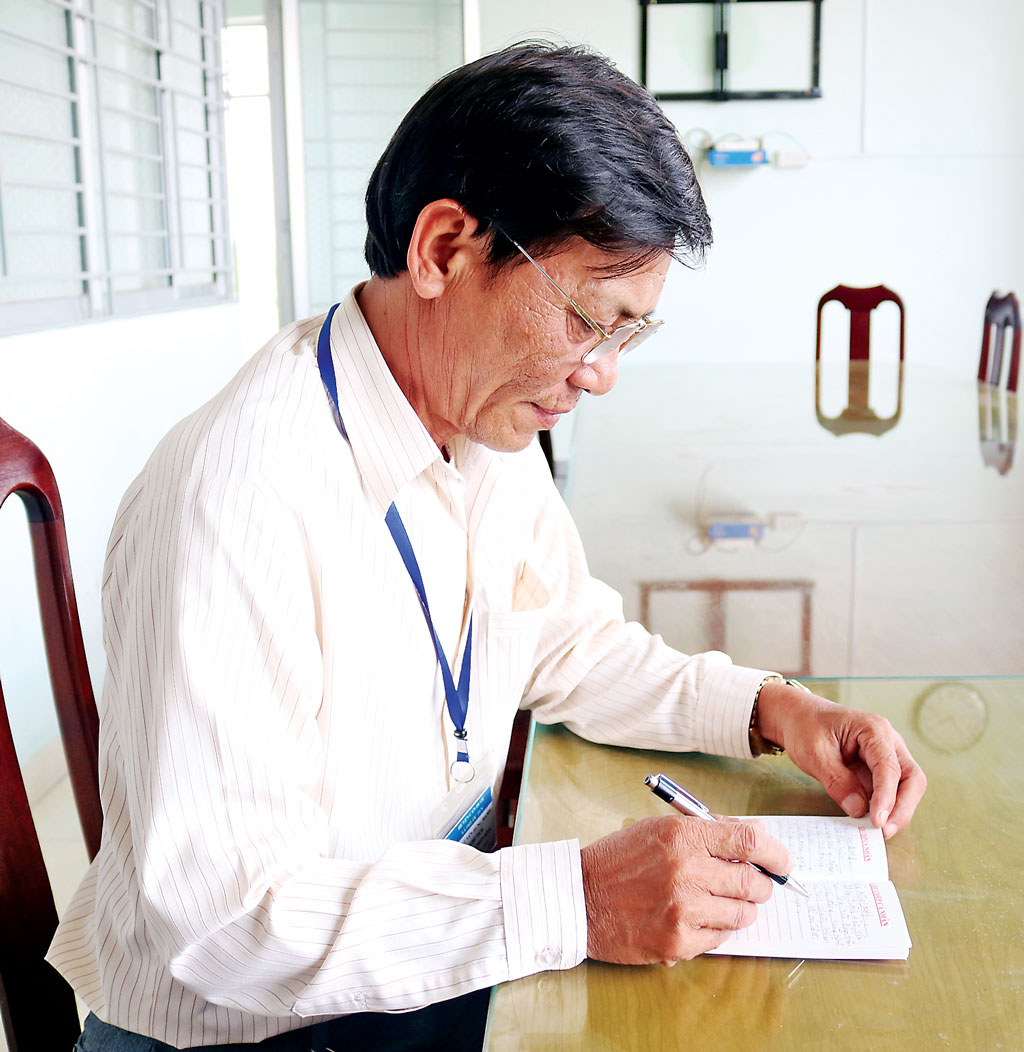 Ông Nguyễn Hùng Mạnh, ngụ xã Phước Tuy, huyện Cần Đước,  ghi chép đôi điều về học tập và  làm theo gương Bác vào sổ tay  rèn luyện của mình