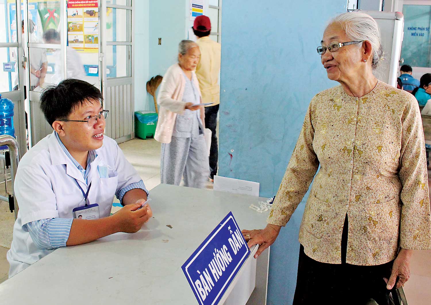 Làm theo Bác để thực hiện nhiệm vụ chuyên môn tốt hơn Tổ công tác xã hội (Trung tâm Y tế huyện Bến Lức) hướng dẫn bệnh nhân quy trình khám, chữa bệnh