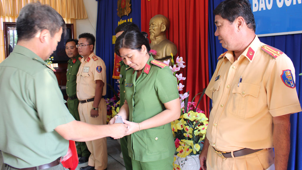 Thượng tá Nguyễn Văn Hững biểu dương, khen thưởng các tập thể, cá nhân được chọn báo công dâng Bác trong quí I-2018